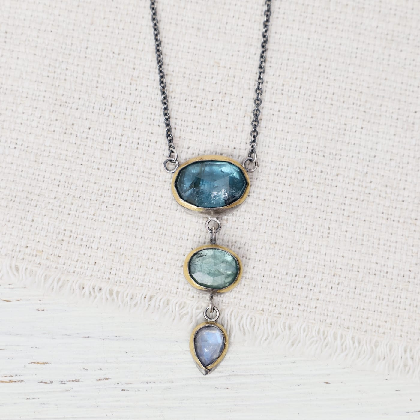 NKL Crescent Rim Triple Drop Necklace With Teal Kyanit