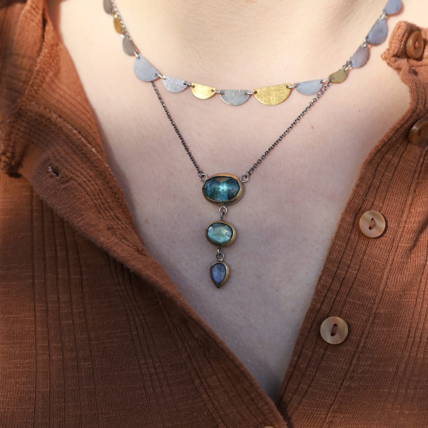 NKL Crescent Rim Triple Drop Necklace With Teal Kyanit