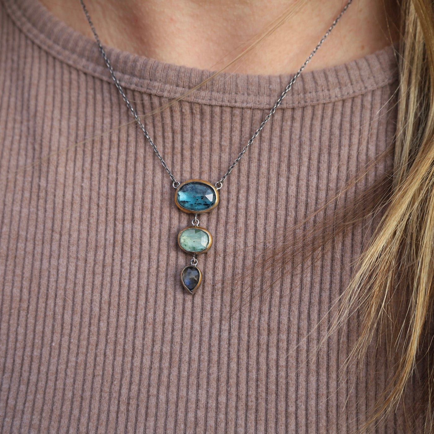 NKL Crescent Rim Triple Drop Necklace with Teal Kyanit