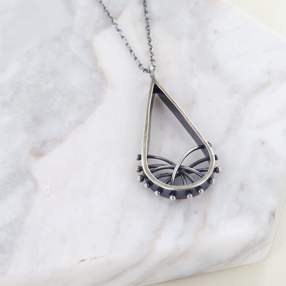 NKL DROPLET ARC NECKLACE