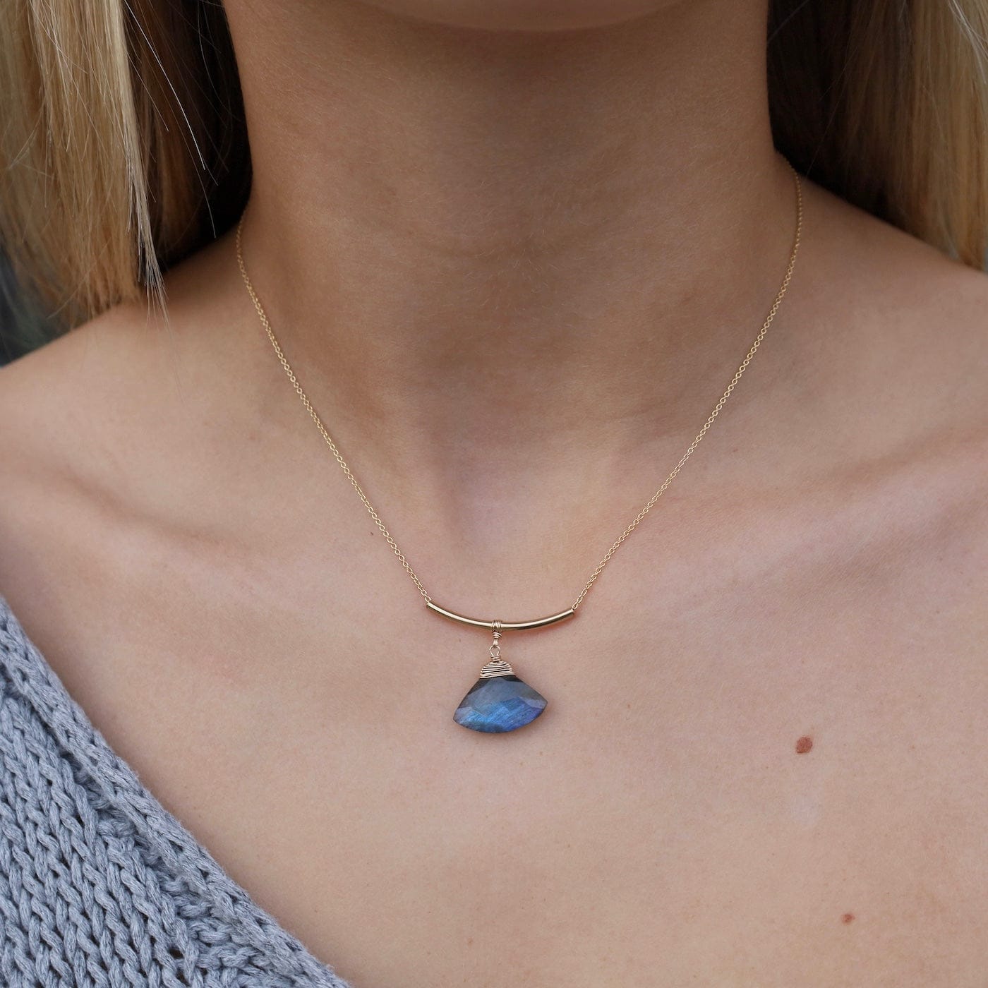 NKL-GF Gold Filled Curve with Labrodorite Fan drop Neckla