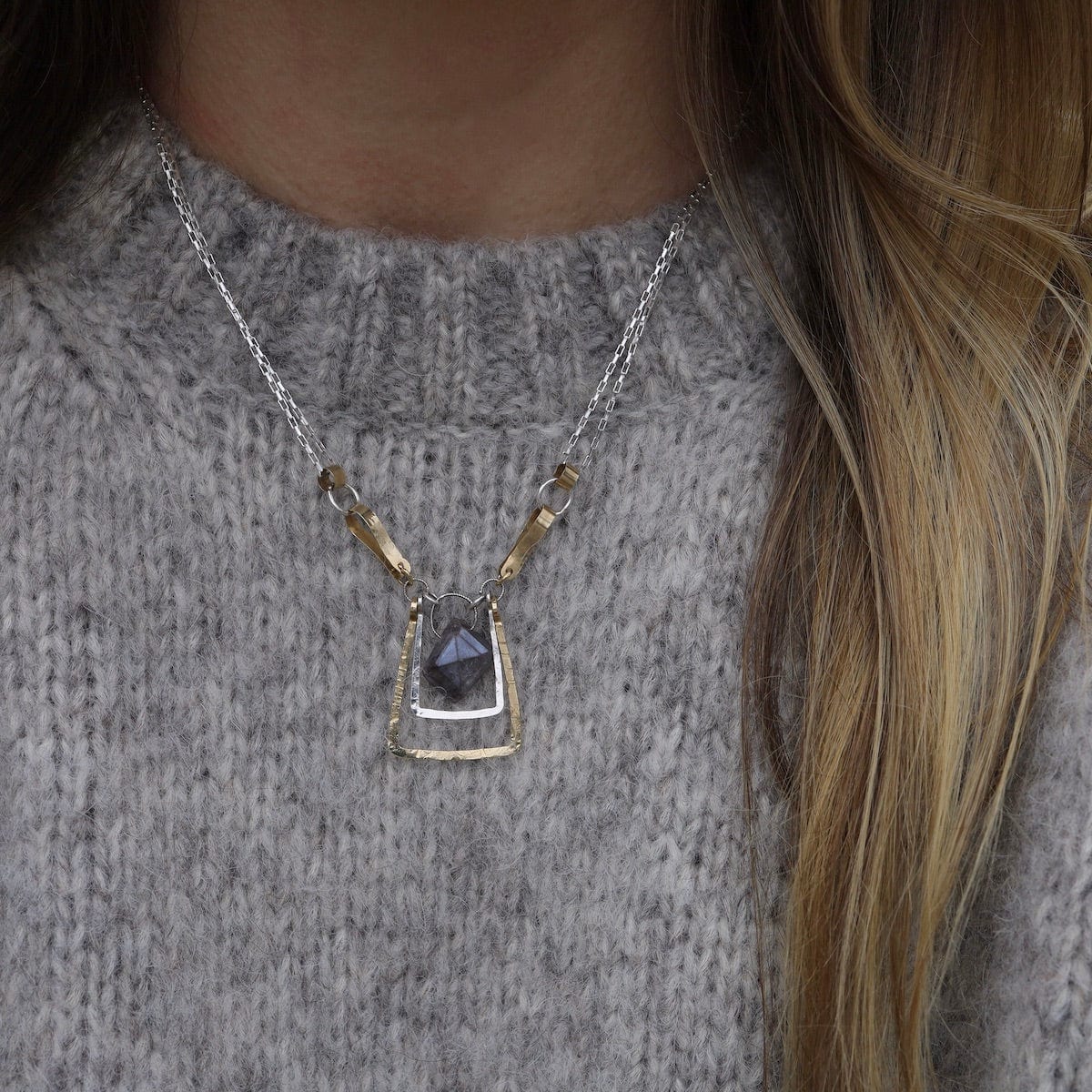 NKL-GF Labradorite Stirrup Necklace