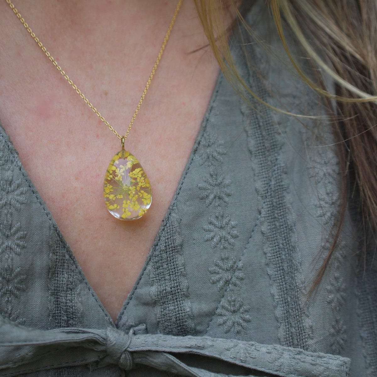 NKL-GPL Botanical Dew Drop Yellow Queen Anne Lace Necklace