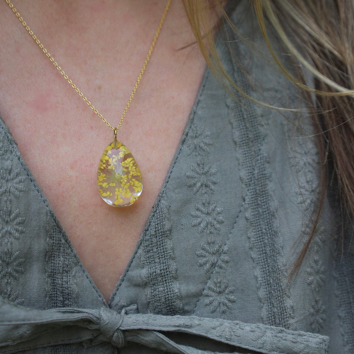 Load image into Gallery viewer, NKL-GPL Botanical Dew Drop Yellow Queen Anne Lace Necklace
