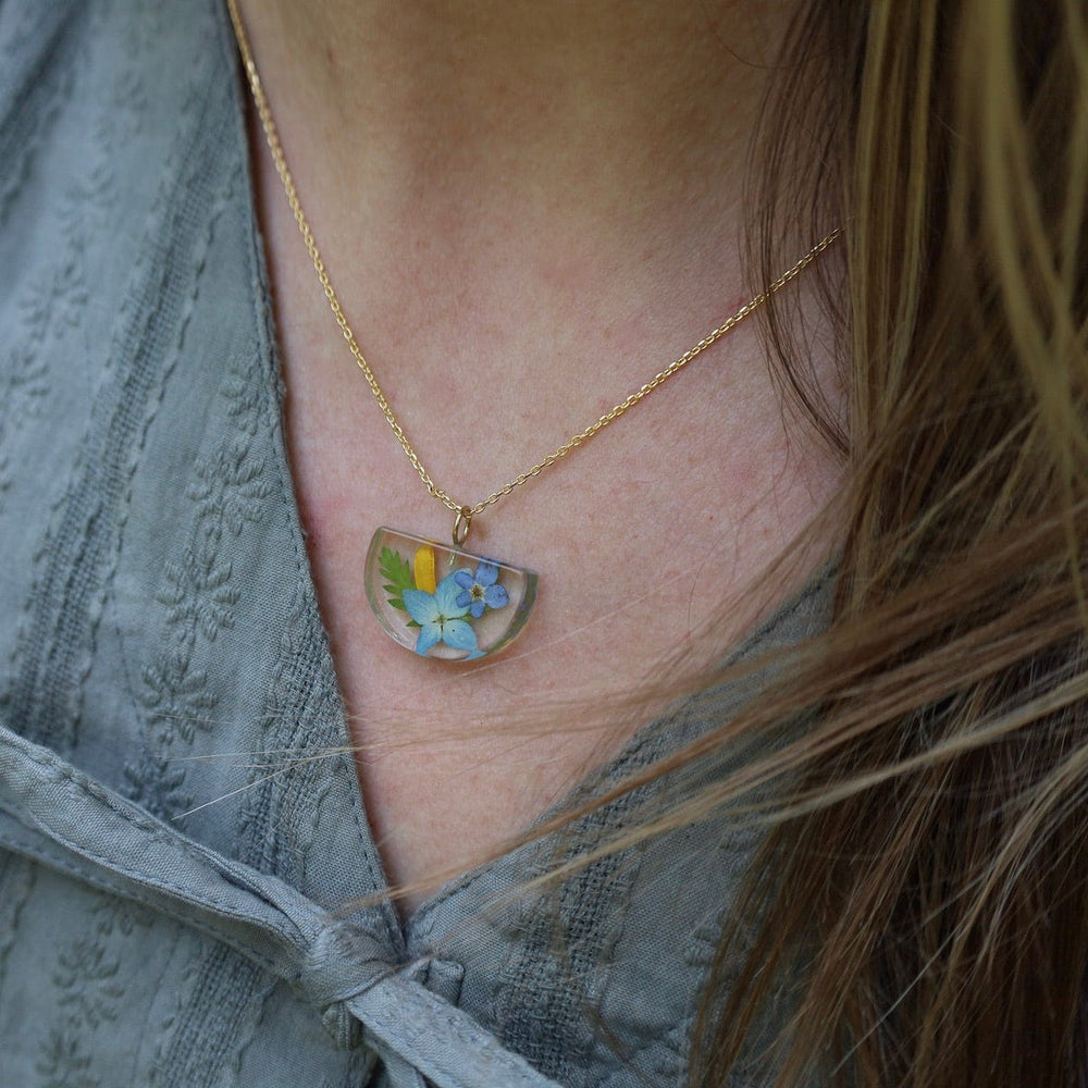 
                  
                    NKL-GPL Botanical Half Moon Mixed Flower Necklace
                  
                