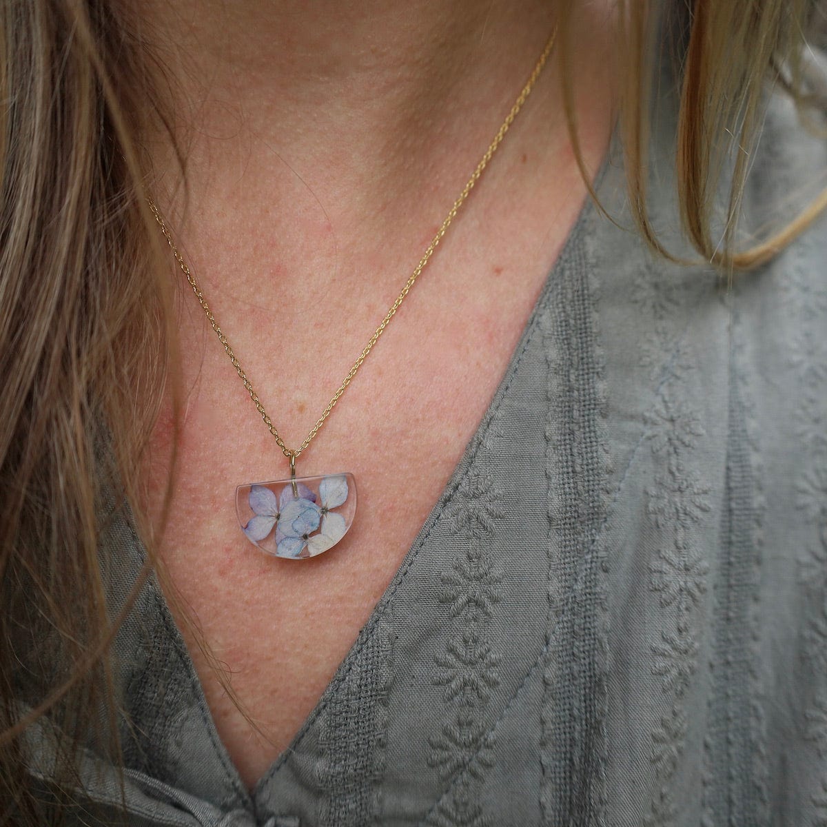 NKL-GPL Botanical Small Half Moon Hydrangea Necklace