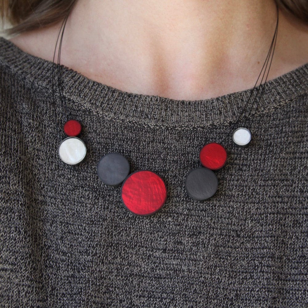 NKL-JM 3 STRAND RED MIX RESIN NECKLACE