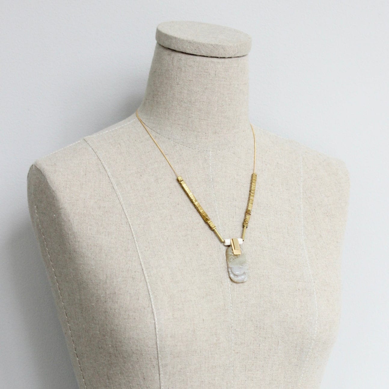 NKL-JM Carved Agate Geometric Pendant Necklace