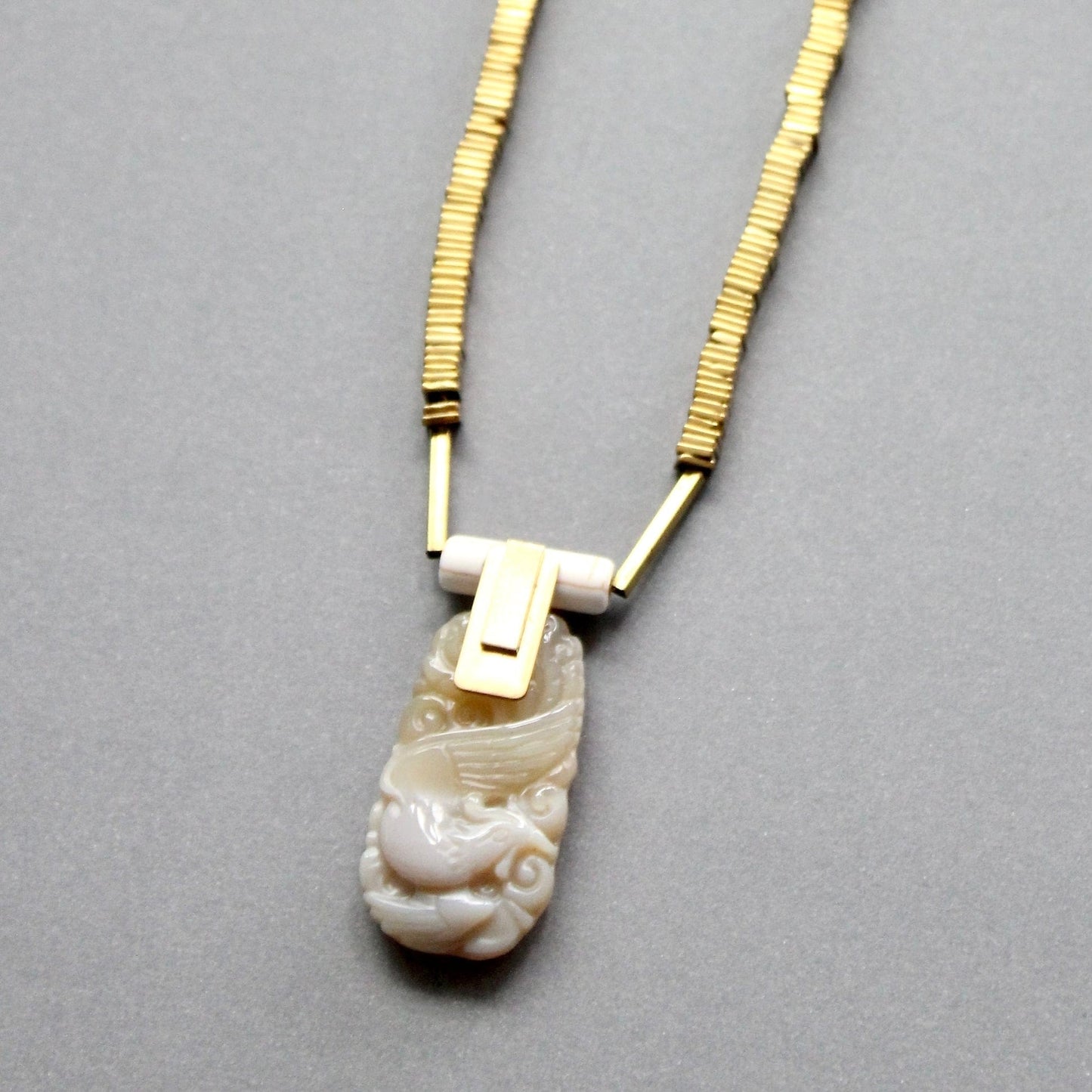 NKL-JM Carved Agate Geometric Pendant Necklace
