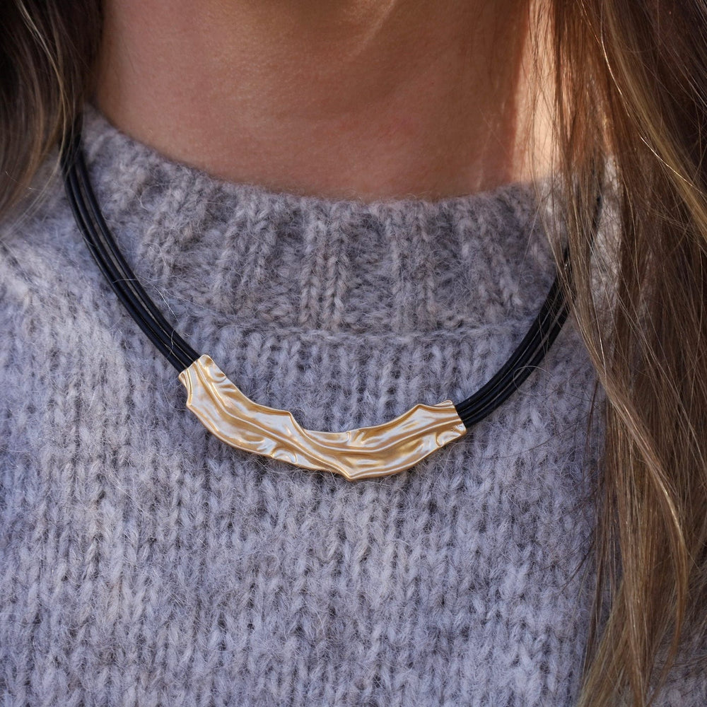 
                      
                        NKL-JM Gold Crinkle Bar Black Necklace
                      
                    