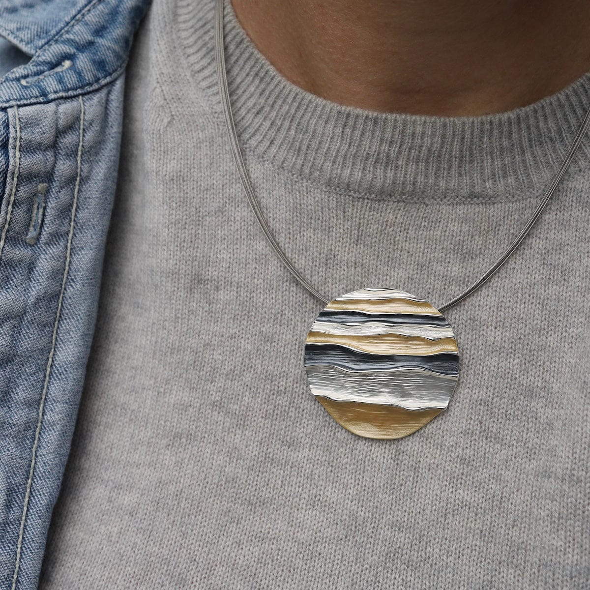 NKL-JM Gold Mix Ocean Waves Round Pendant Necklace