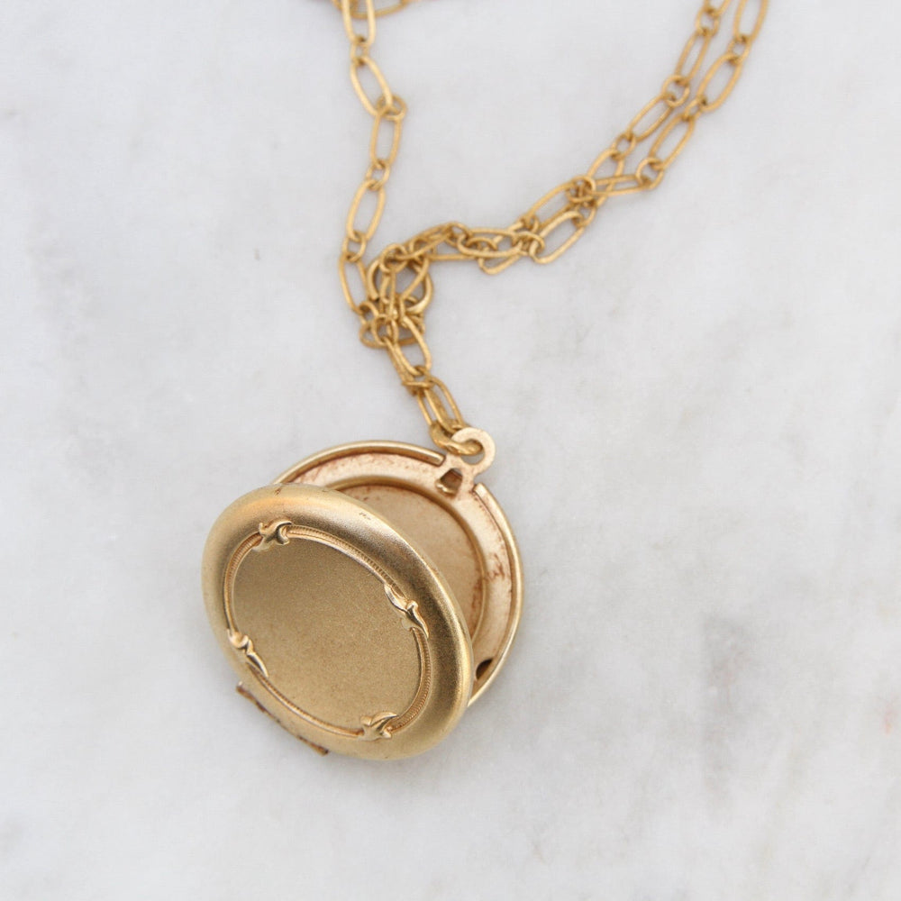 
                  
                    NKL-JM Large Plain Locket on Oval Link Chain - Gold Plate
                  
                