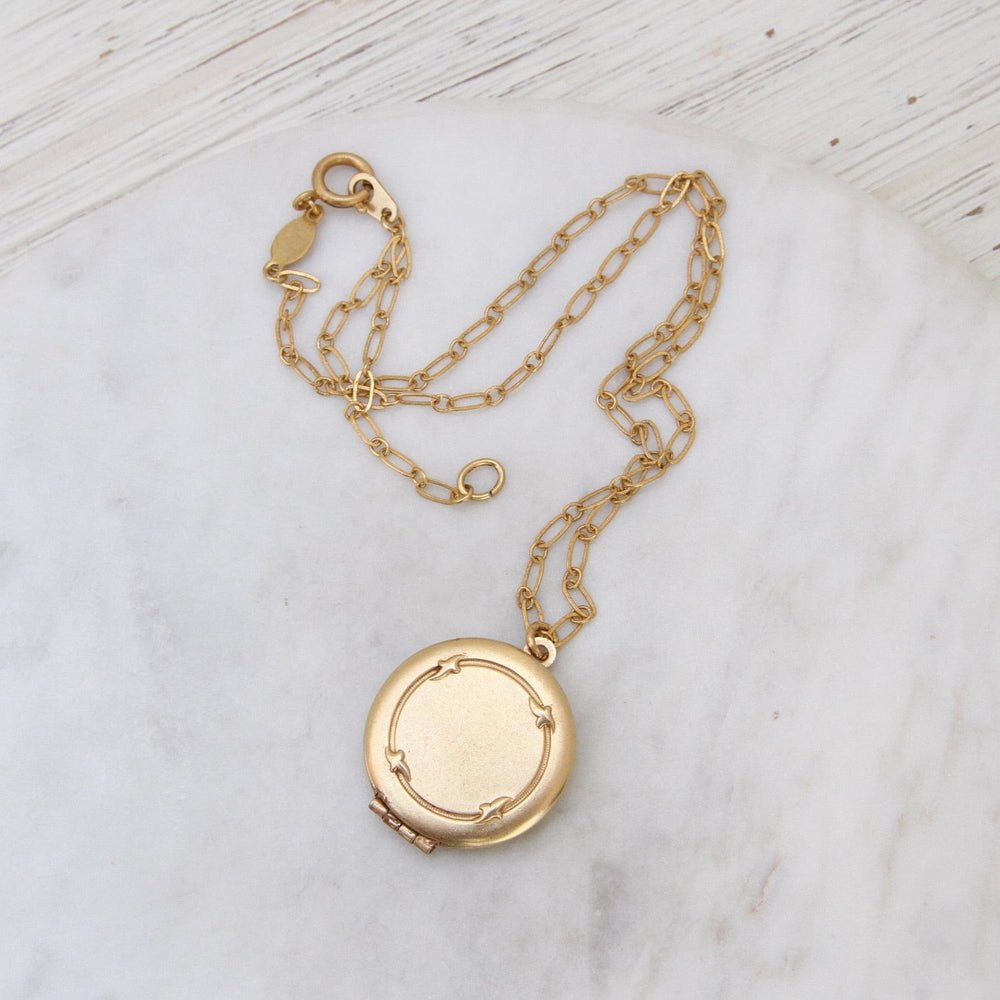 
                  
                    NKL-JM Large Plain Locket on Oval Link Chain - Gold Plate
                  
                