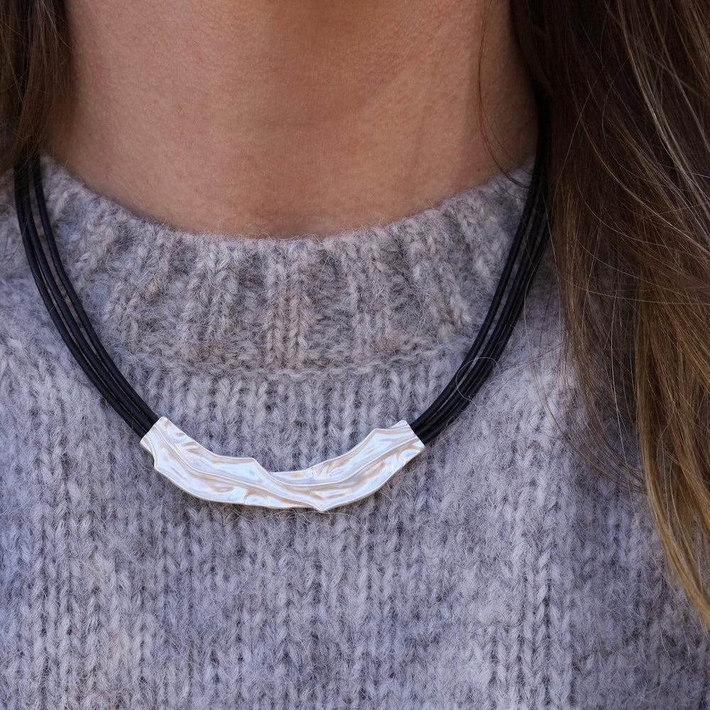 
                      
                        NKL-JM Silver Crinkle Bar Black Necklace
                      
                    