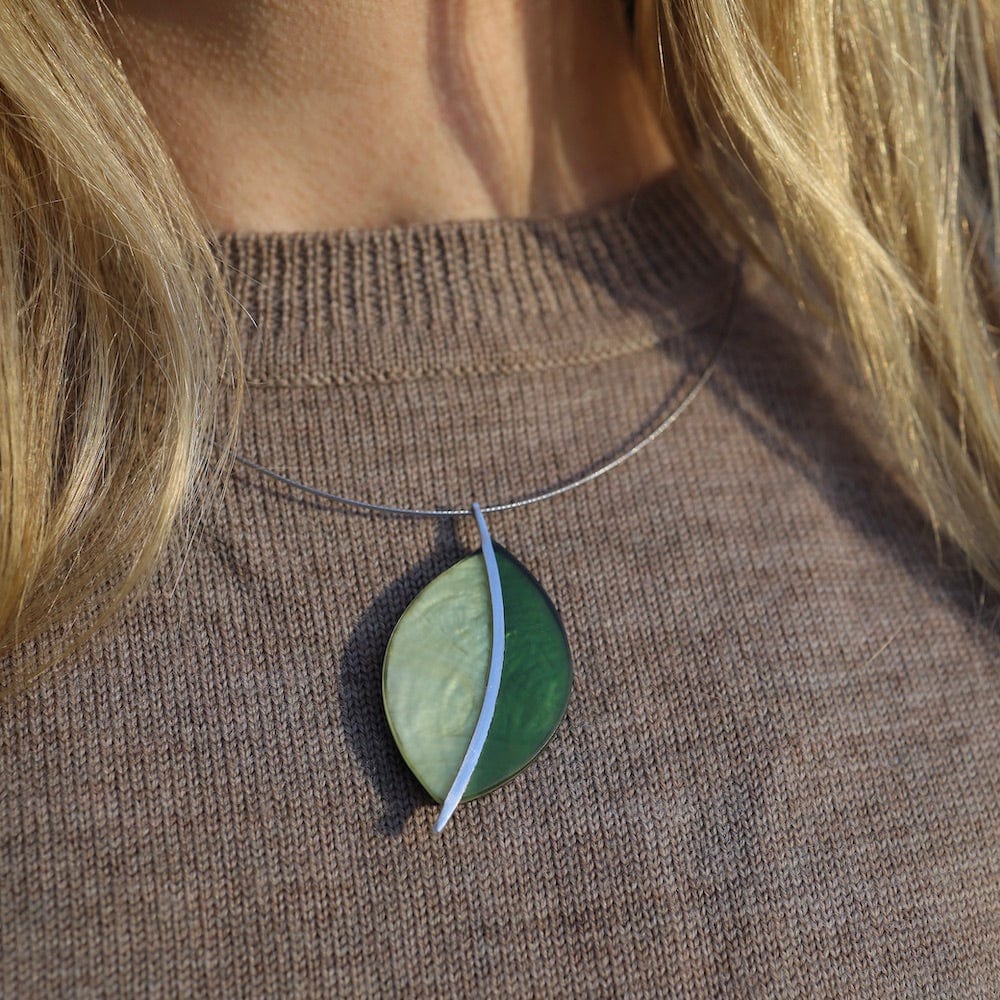 NKL-JM Two Tone Green Leaf Pendant