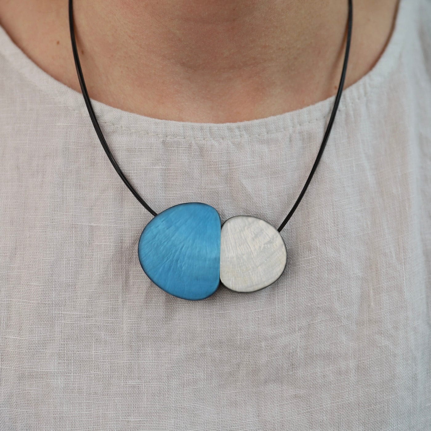 NKL-JM White and Aqua Organic Magnetic Pendant Necklace