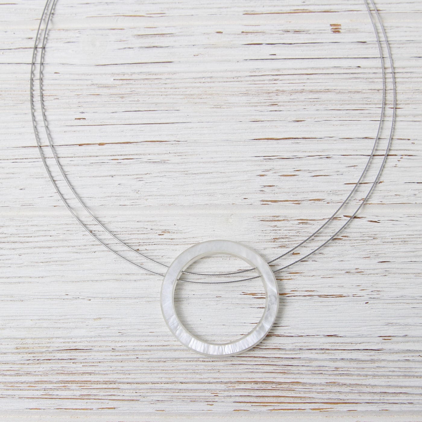 NKL-JM White Resin Circle Pendant