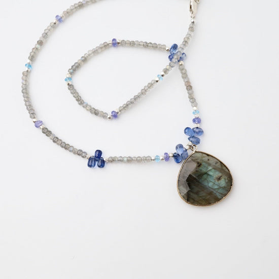 Load image into Gallery viewer, NKL Labradorite Heart Shape Necklace
