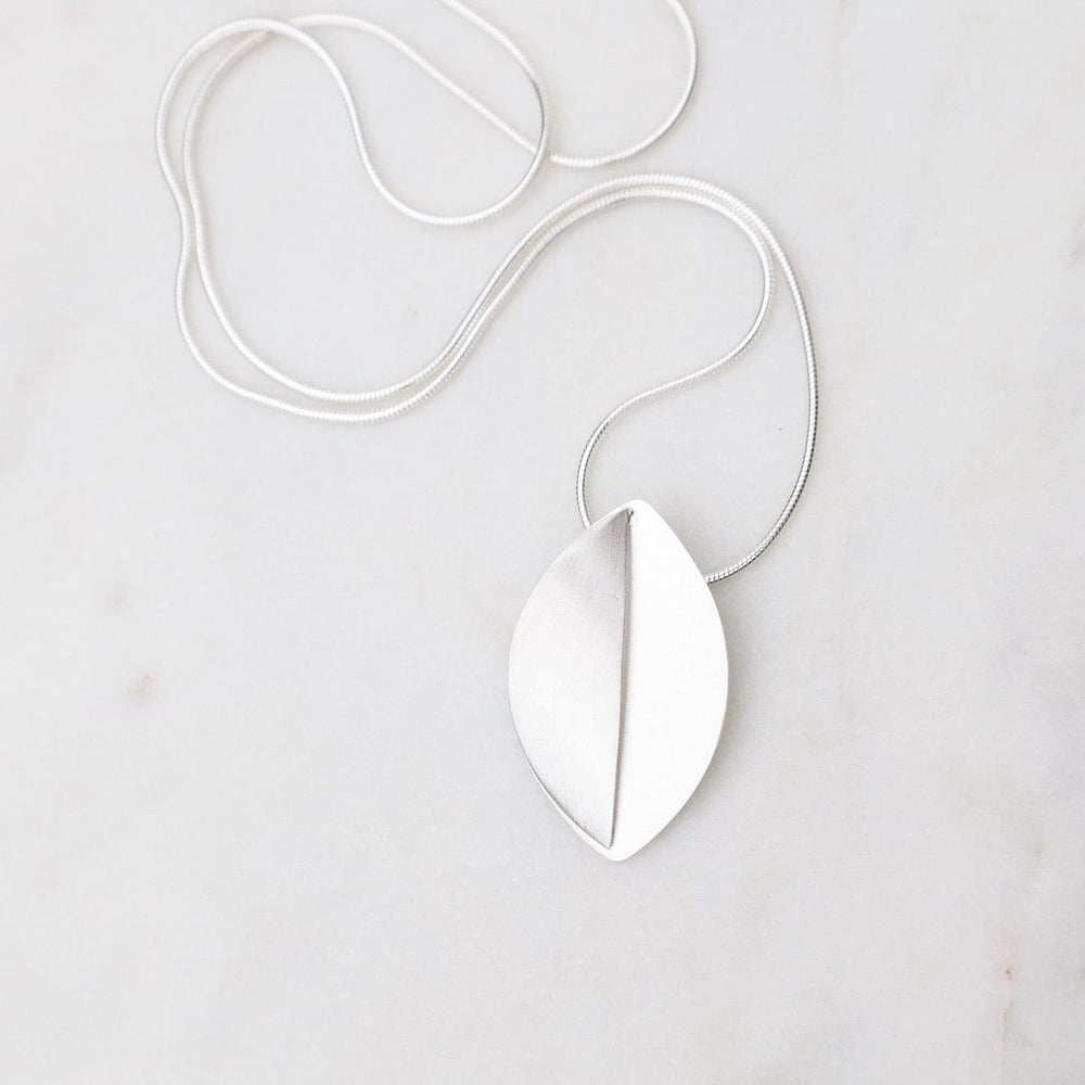 
                      
                        NKL Large Split Leaf Wire Pendant Necklace
                      
                    