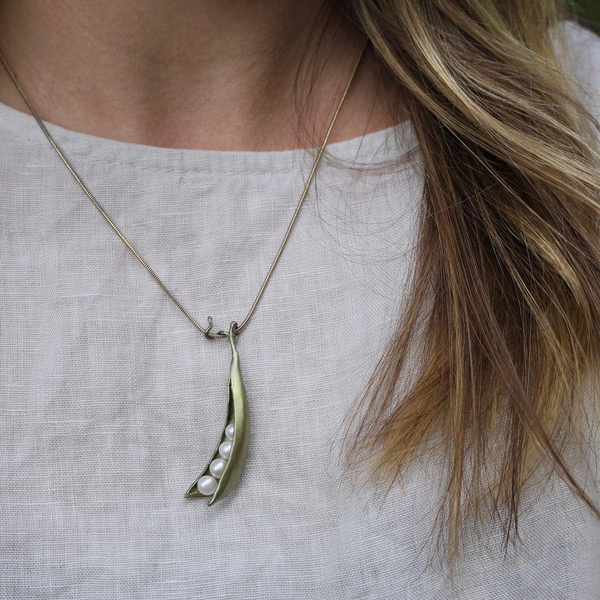 NKL Pea Pod Four Pearl Pendant Necklace