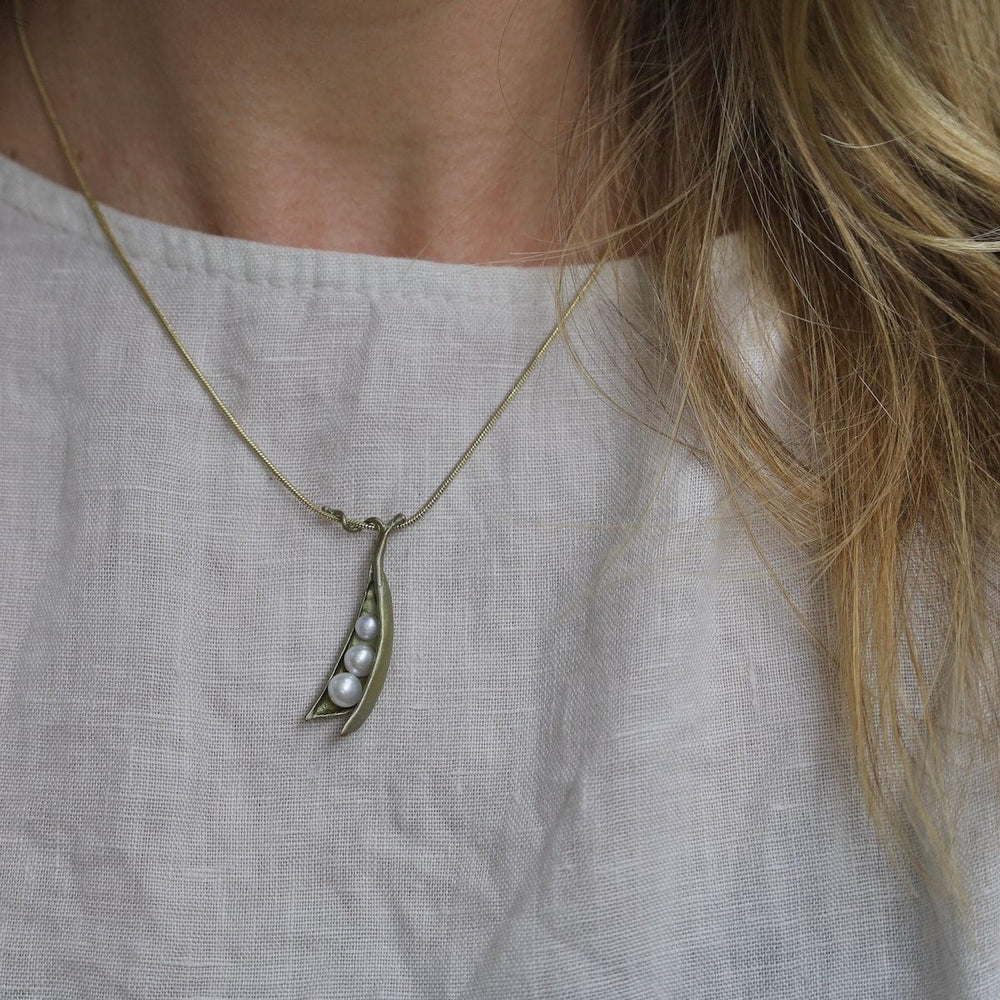 
                      
                        NKL Pea Pod Three Pearl Pendant Necklace
                      
                    