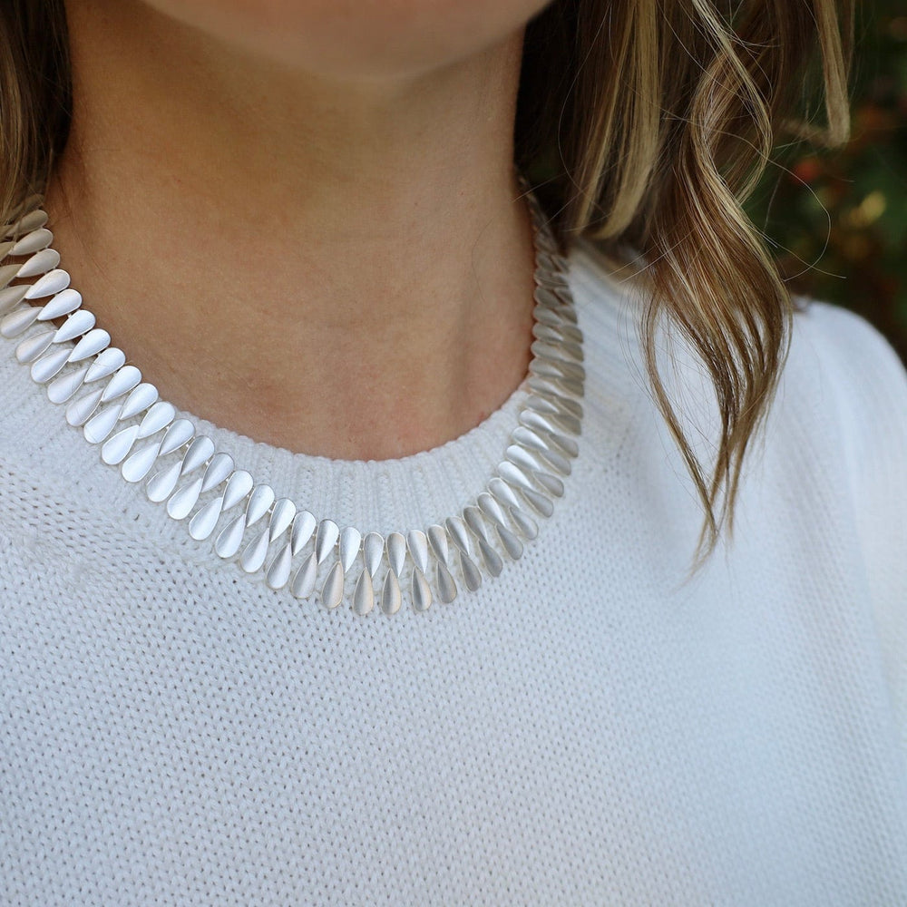 
                      
                        NKL Teardrops Collar Necklace
                      
                    