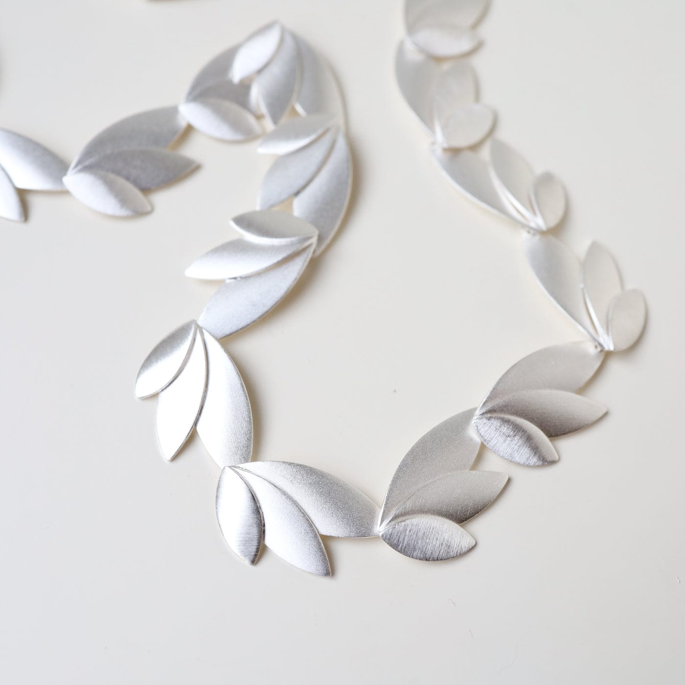 Load image into Gallery viewer, NKL Three Leaves Collar Necklace
