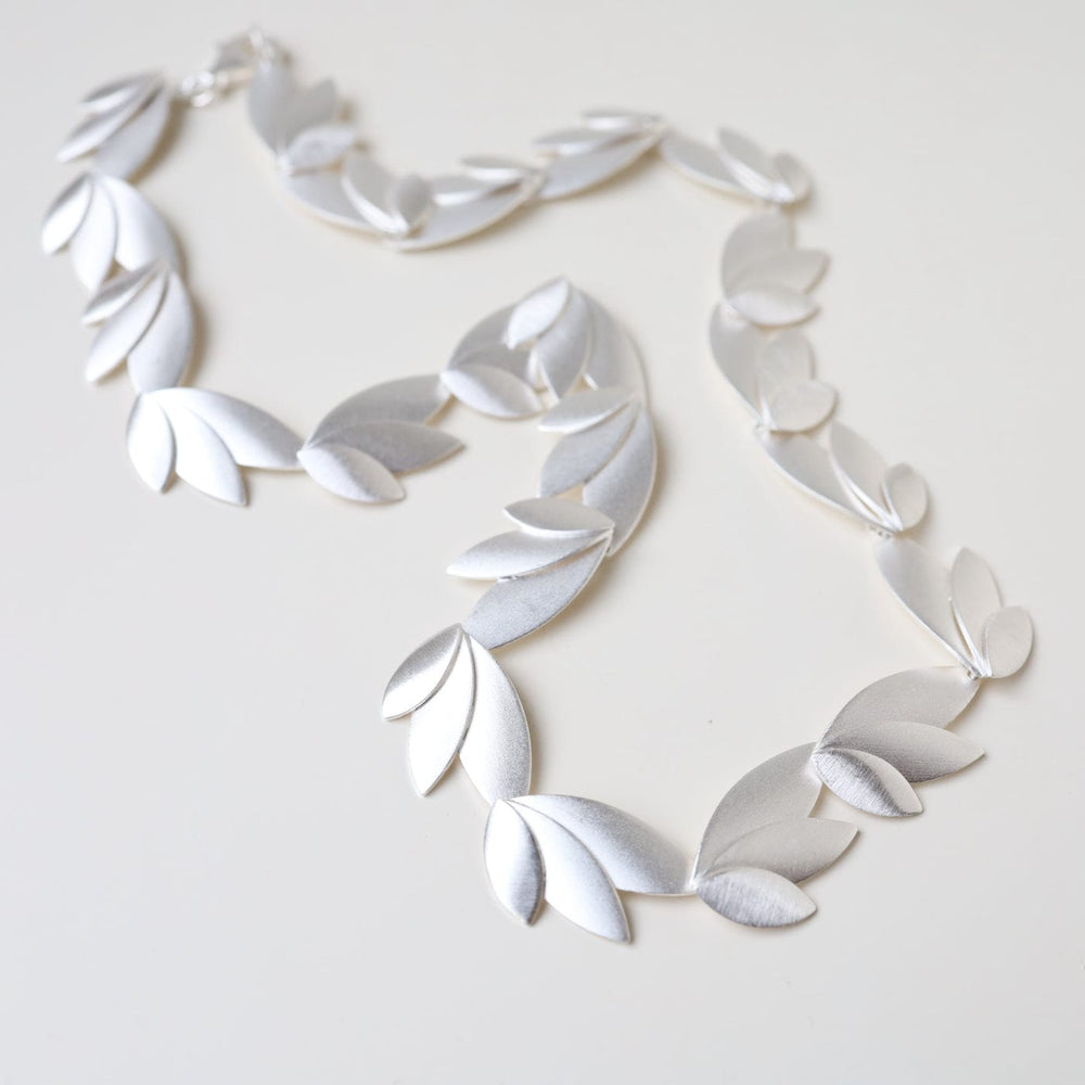 
                      
                        NKL Three Leaves Collar Necklace
                      
                    