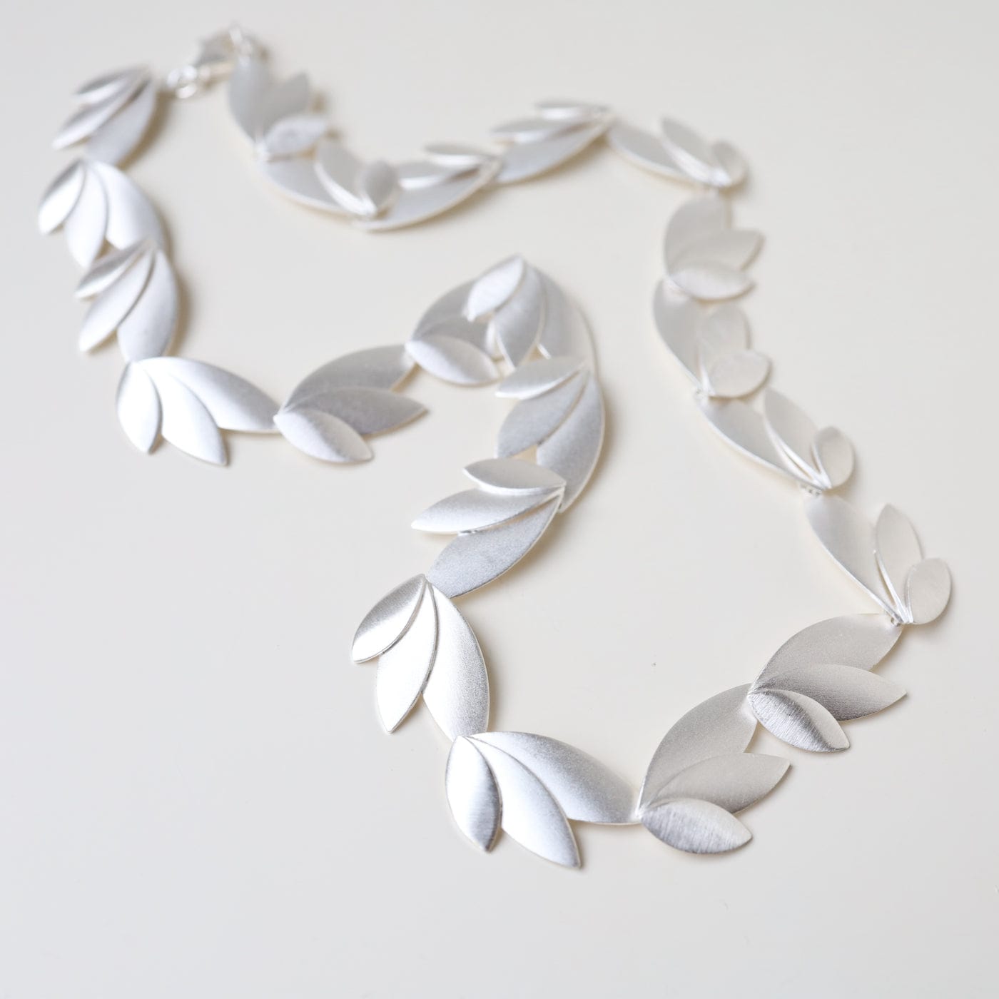 Load image into Gallery viewer, NKL Three Leaves Collar Necklace
