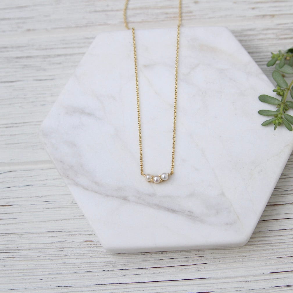 NKL-VRM Little Curve with Three White Freshwater Necklace