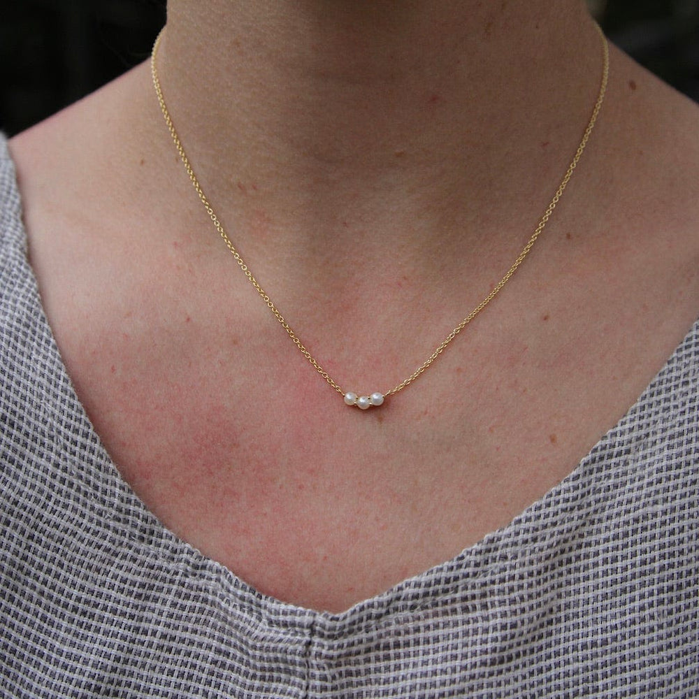 NKL-VRM Little Curve with Three White Freshwater Necklace