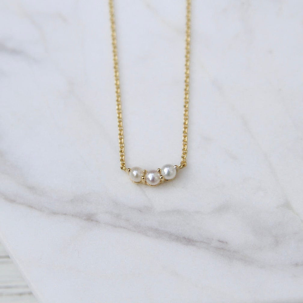 
                  
                    NKL-VRM Little Curve with Three White Freshwater Necklace
                  
                