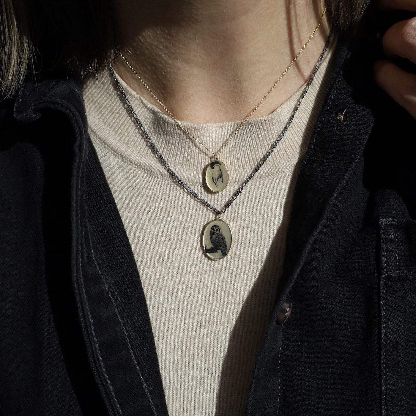 NKL-VRM The Victorian Hand Oval Basic Pendant Necklace