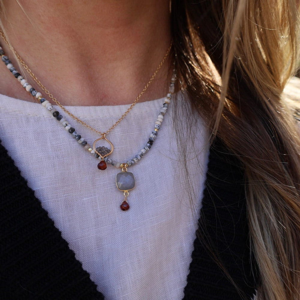 
                      
                        NKL-VRM Tiny Arabesque Necklace with Garnet, gray moonston
                      
                    