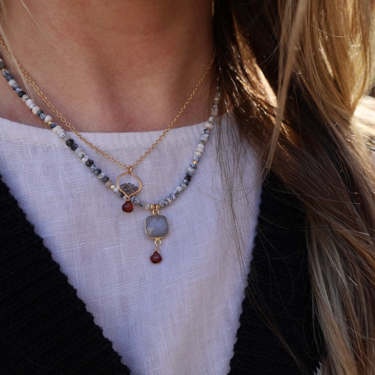 NKL-VRM Tiny Arabesque Necklace with Garnet, gray moonston
