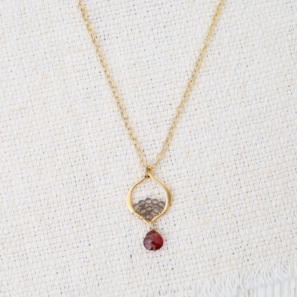 
                      
                        NKL-VRM Tiny Arabesque Necklace with Garnet, gray moonston
                      
                    