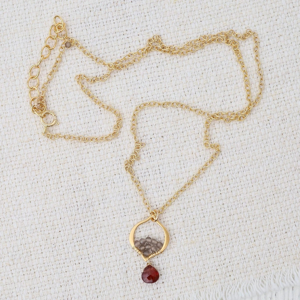 
                      
                        NKL-VRM Tiny Arabesque Necklace with Garnet, gray moonston
                      
                    