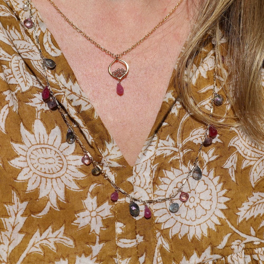 
                      
                        NKL-VRM Tiny Arabrsque Necklace with Pink Sapphire
                      
                    