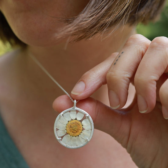 Load image into Gallery viewer, NKL White Daisy Large Glass Botanical Necklace - Sterling Silver
