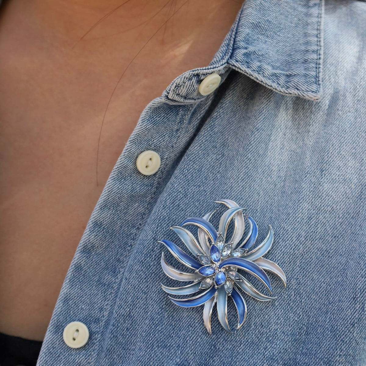 PIN-JM Blue Spider Mum  Magnetic Brooch