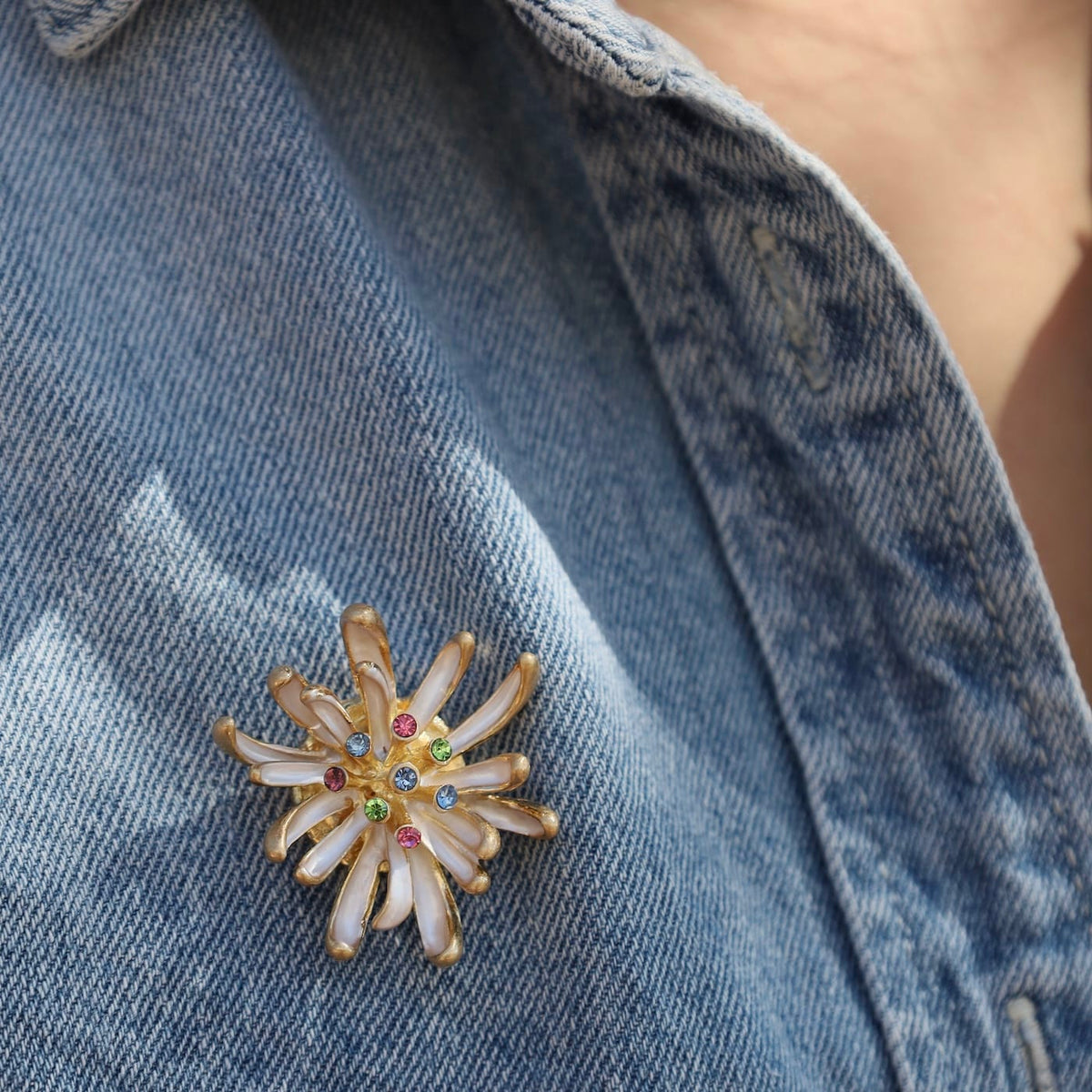 PIN-JM Firewooks Daisy Magnetic Brooch