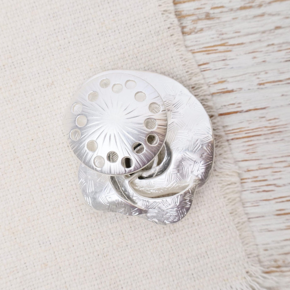 
                      
                        PIN-JM Grey Flower Magnetic Brooch
                      
                    