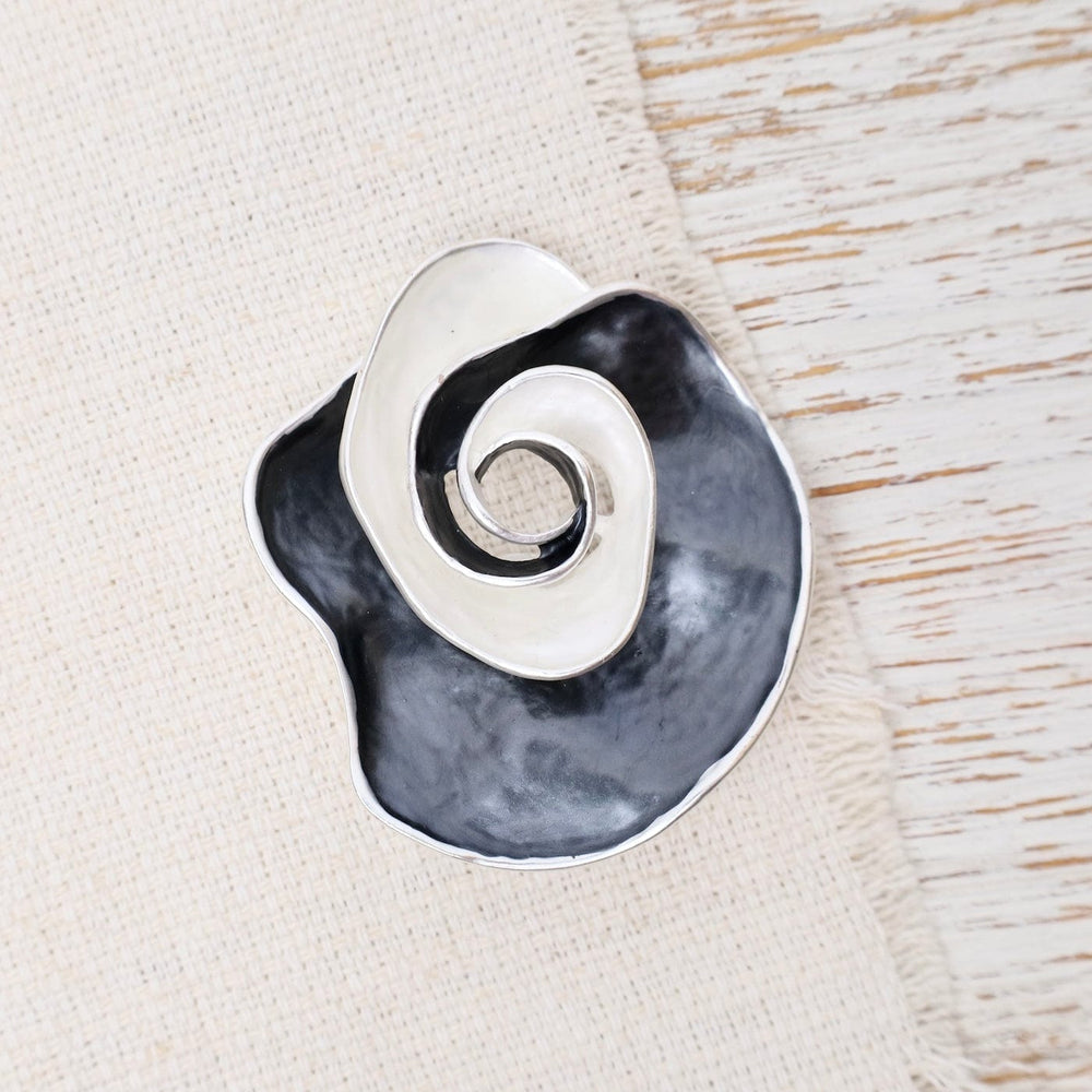 
                      
                        PIN-JM Grey Flower Magnetic Brooch
                      
                    