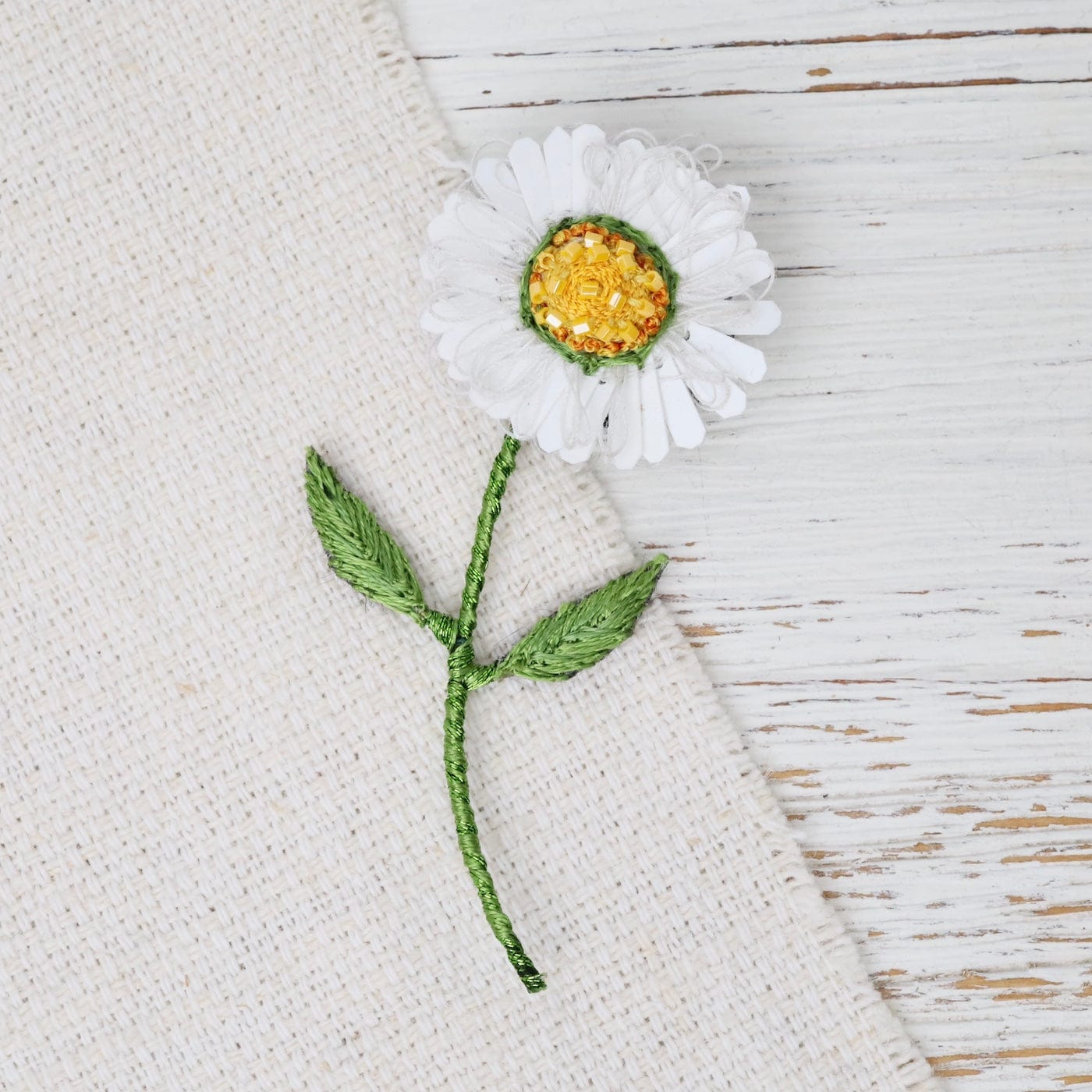 PIN White Daisy Brooch Pin