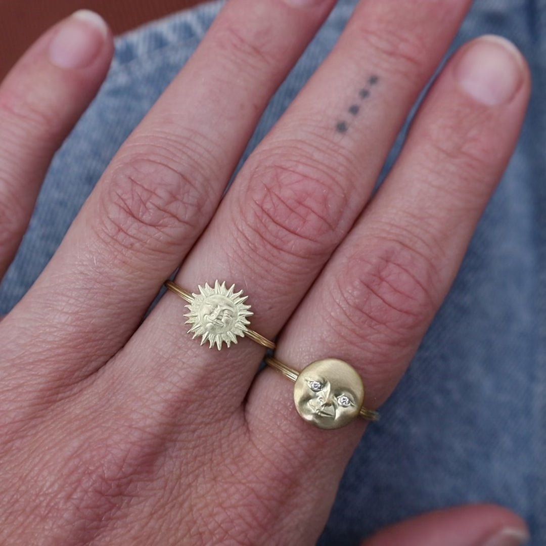 Gold Moonface Fluted Band Ring