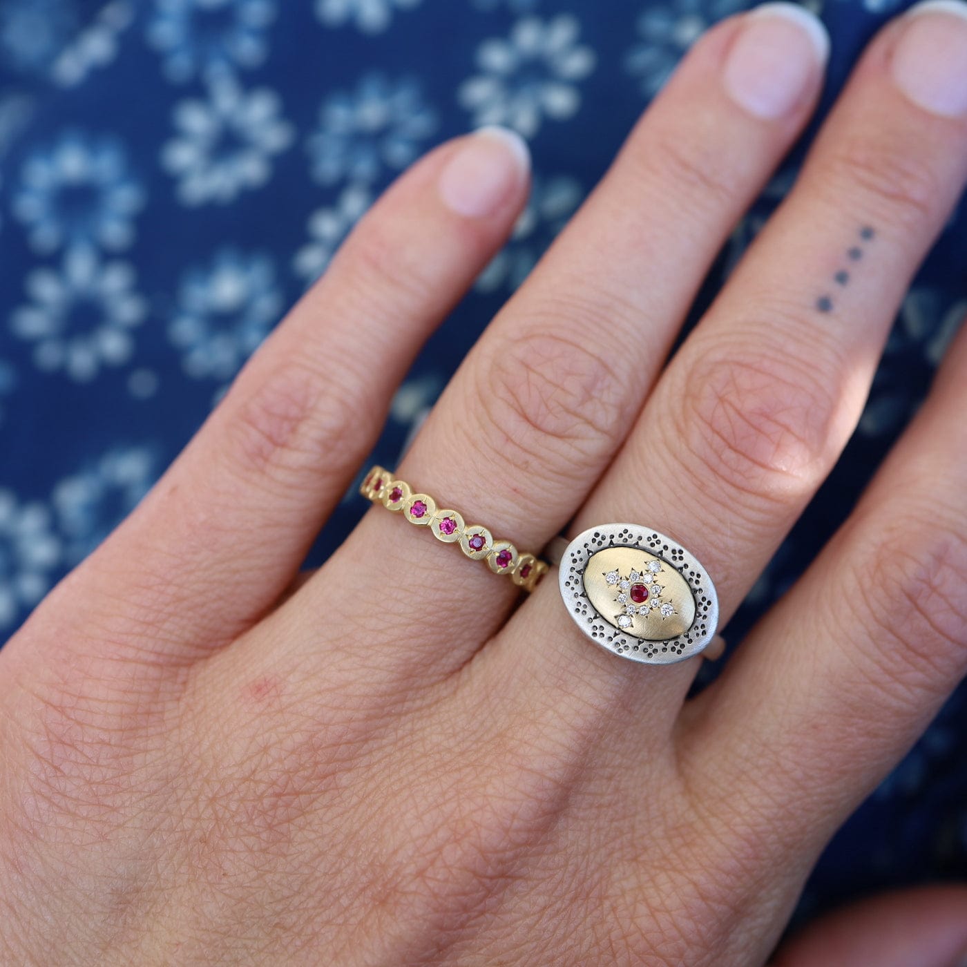 Load image into Gallery viewer, RING-18K 18k Gold River Rocks Band in Ruby
