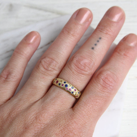 Load image into Gallery viewer, RING-18K Tapered Multi Sapphire Band
