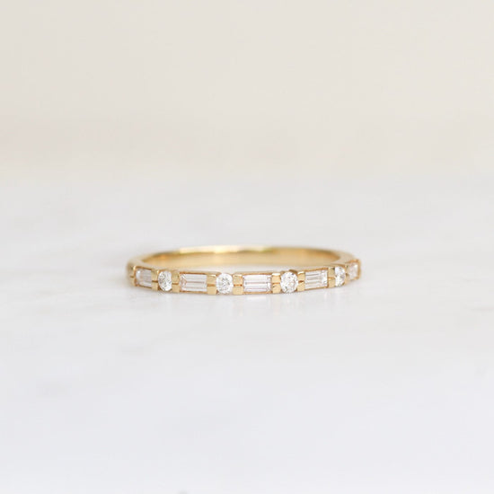 RNG-18K Baguette & Round Diamond Band