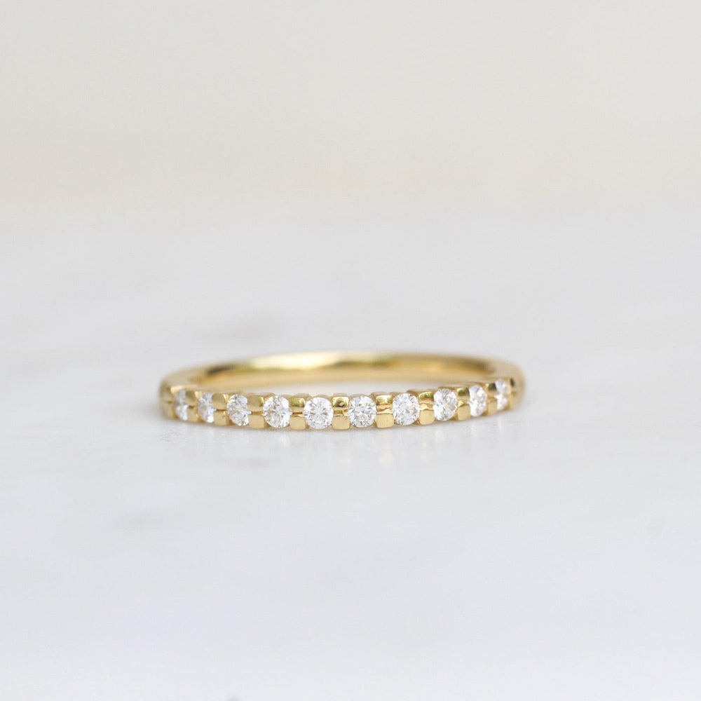 
                  
                    RNG-18K Gold Claw Set Diamond Band
                  
                