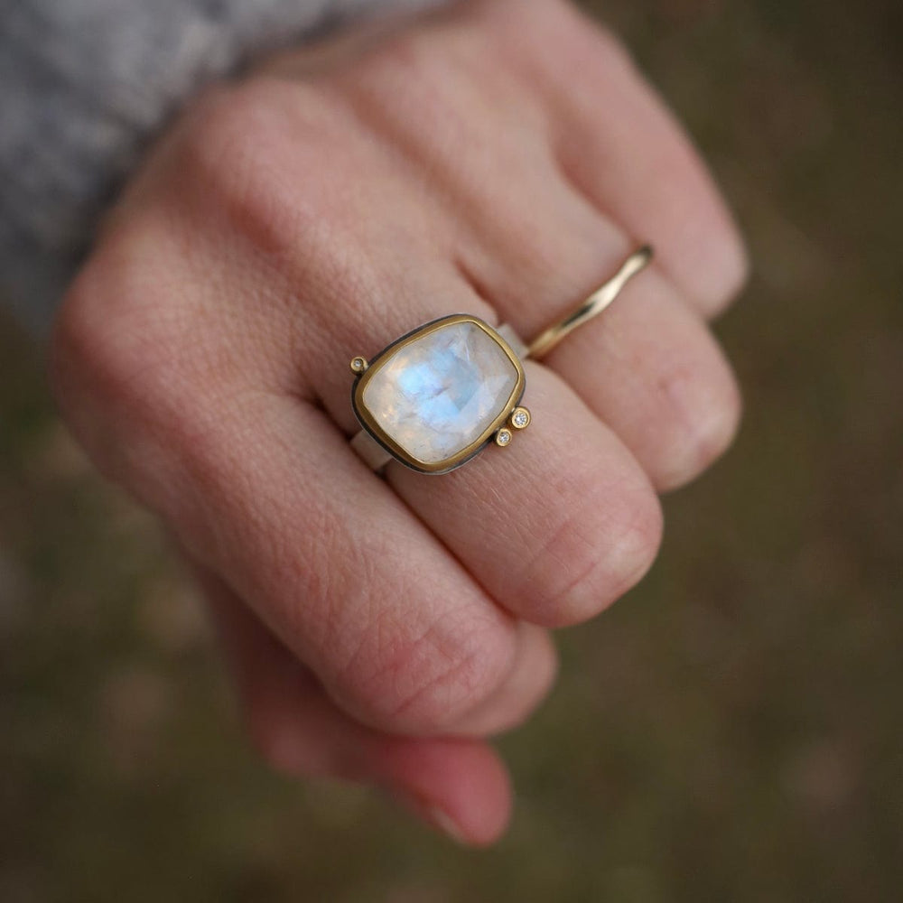 
                      
                        RNG-22K 22k Bezel Set Rosecut Moonstone Ring with 3 Diamonds
                      
                    